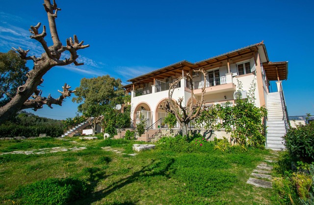 Family Private Homes with Sea View