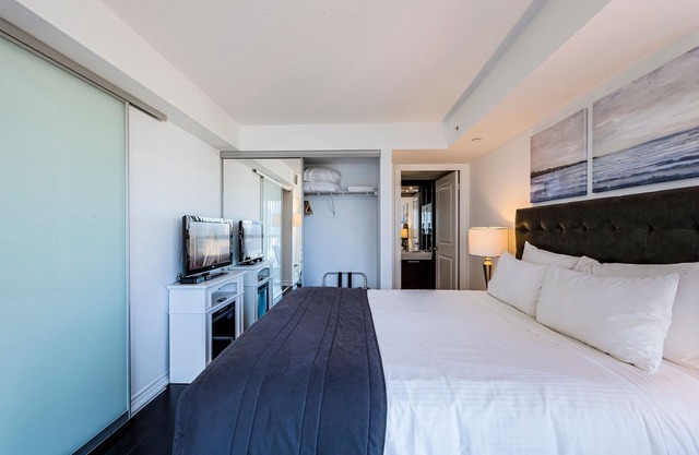 Family Size 2 Bedroom 2 Bathroom Suite w. 3 TVs and Balcony