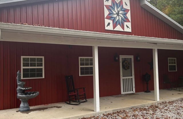 Family size Barndo, Side by Side friendly.Lots of Trails to explore.