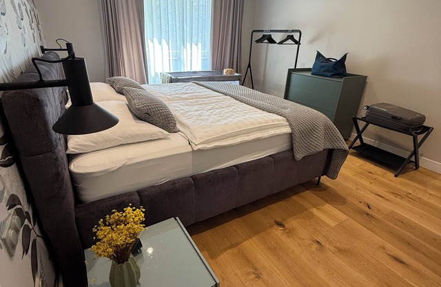 Family-sized upscale & spacious apartment in city center. Free parking!