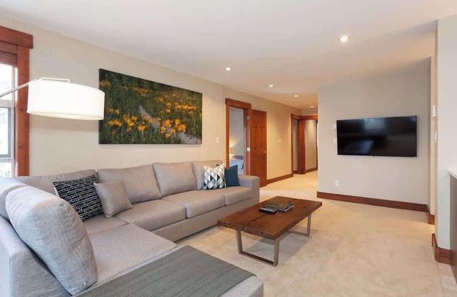 Family Townhouse w/Shared Hot Tub & 2 Living Room