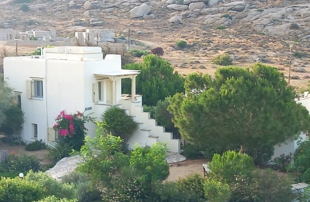 Family villa for four with one bathroom, sea view, breakfast incl.
