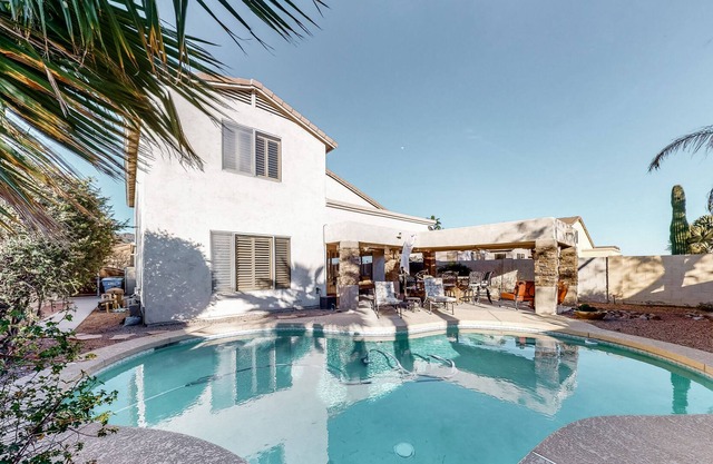 Family Villa w/Private Patio, Pool, W/D, WiFi & Central AC - snowbird-friendly!
