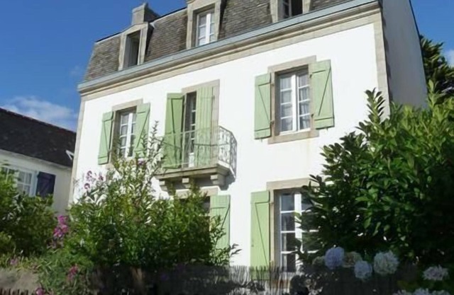 Family villa with garden, near the beach.