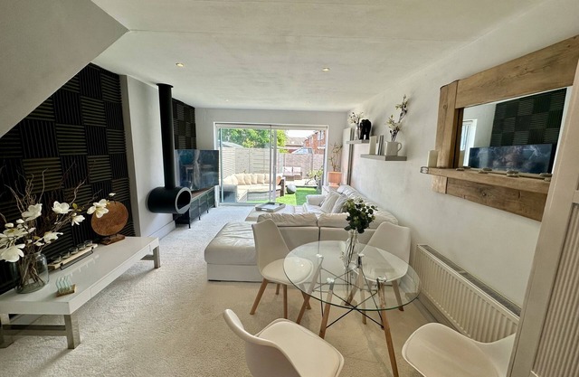 Fantastic 2-Bed House with Parking-Hosted by Hutch