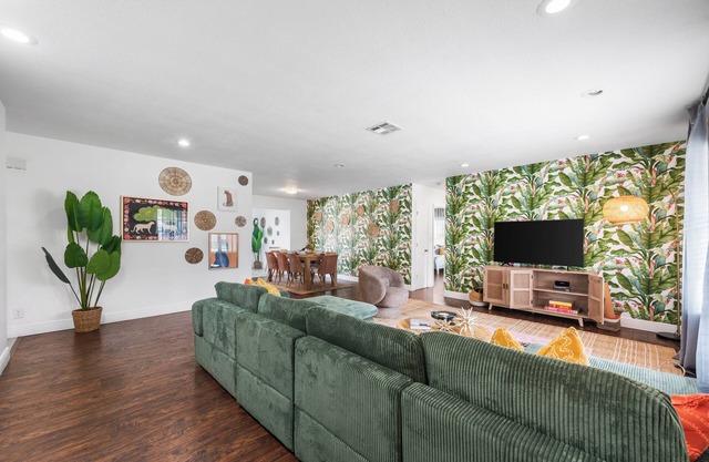 Fantastic 3BR2BA Heated Pool+Games 2Miles To Beach