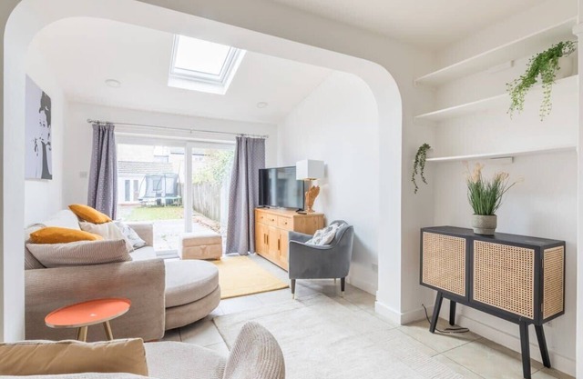 Fantastic central 4-bed home *Free Parking*