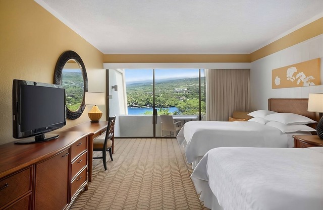 Fantastic Hawaii Getaway! 2 Ocean View Units, 2 Pools, Game Room, Restaurant/Bar