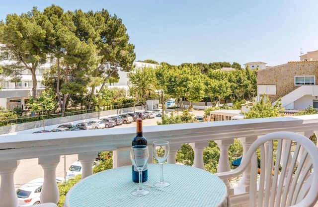 Fantastic holiday Apartment La Cabanya 3A, Shared Pool, Terrace & Wi-Fi