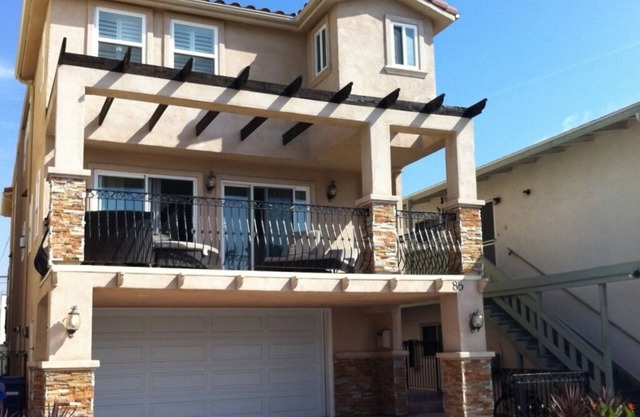 Fantastic Location! 450ft from sand, and 2 blocks to HB Pier.