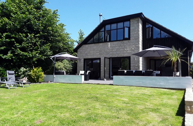 Fantastic, sociable home in the beautiful village of Brighstone, with hot tub.