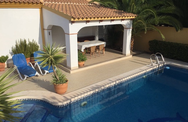 Fantastic spacious detached bungalow with beautiful garden and private pool