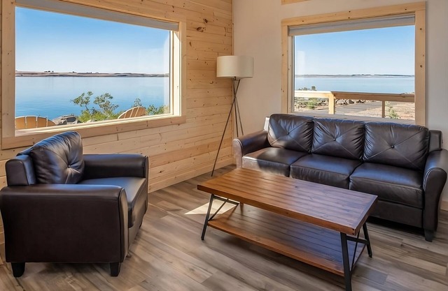 Fantastic Stay on Columbia River! Spacious Cabin w/Free Parking, Breakfast