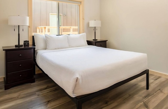 Fantastic Sunsets & the Best Views! Gorgeous Room w/Outdoor Pool & Free Parking