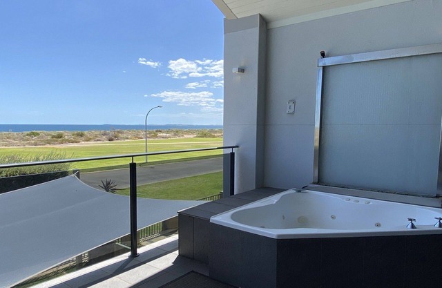 Fantastic upstairs Penthouse Apartment, truly The Pearl of the bay.