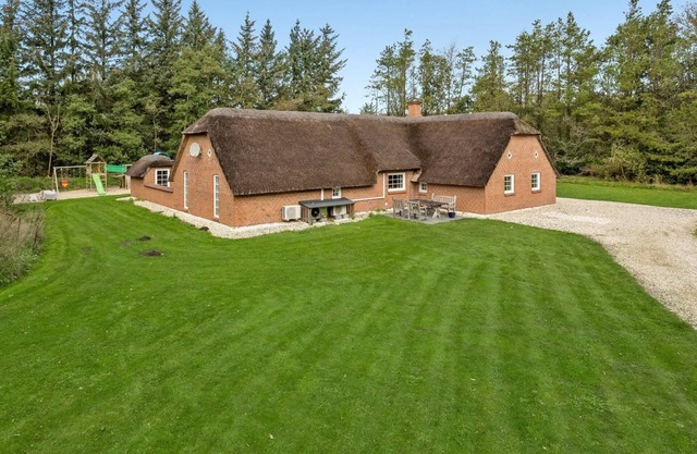 Fantastic vacation home with swimming pool, whirlpool and sauna by the North Sea