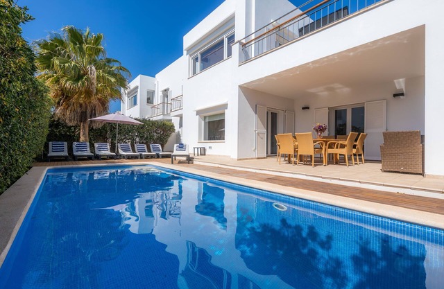 Fantastic Villa with Pool, Rooftop Terrace, Air Conditioning, and Wi-Fi