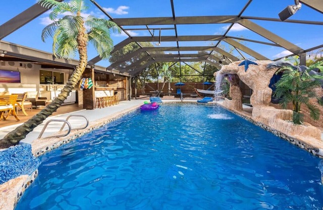 Fantasy Resort OMG Pool Waterfall Spa Gym Fast WiFi Hosted by Relaxtay