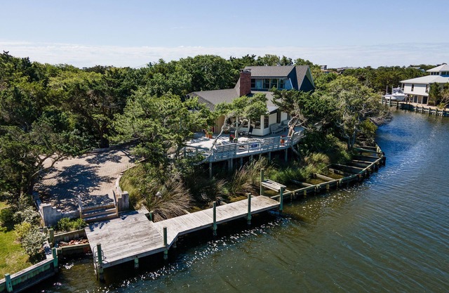 Faraway Oaks: Canal front home, open floor plan, private dock.
