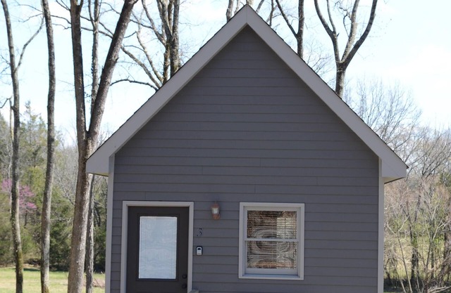 Farm Cabin 2, Sleeps 4, on 180 Acre Farm near Nashville- Weddings/Events Welcome