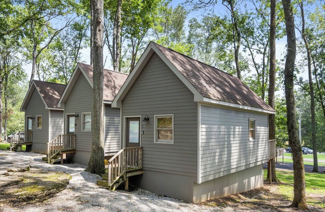 Farm Cabin 3, Sleeps 4, on 180 Acre Farm near Nashville- Wedding/Events Welcome