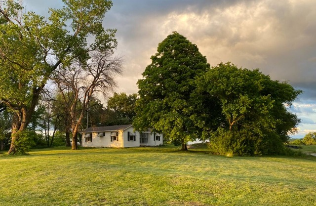 Farmhouse 9 miles from I-35, goats & chickens