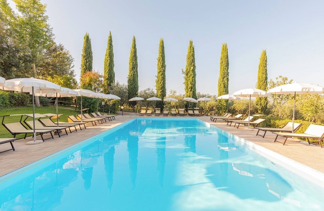Farmhouse "Appartamento Moraiolo" with Shared Pool & Wi-Fi