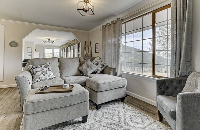 Farmhouse Cabin w/Game room in a Historic Gold Mine Town w/Mountain Views