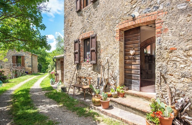 Farmhouse 'Casa Luna' with Shared Infinity Saltwater Pool, Private Terrace and Wi-Fi