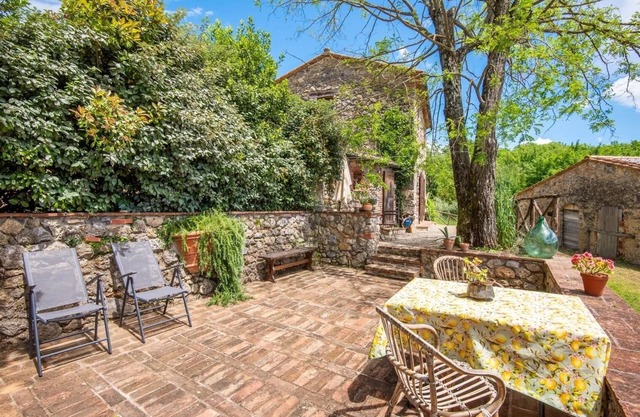 Farmhouse 'Casa Stella' with Infinity salt water pool shared, Private Terrace and Wi-Fi
