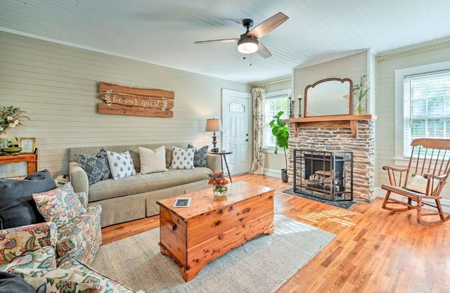 Farmhouse Cottage on 10 Acres Trails On-Site