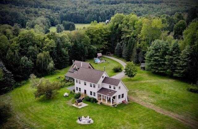 Farmhouse w/mountain views close to skiing. Includes outdoor sauna EV CHRGR