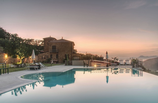 Farmhouse with infinity pool: A unique experience-Aquamarina