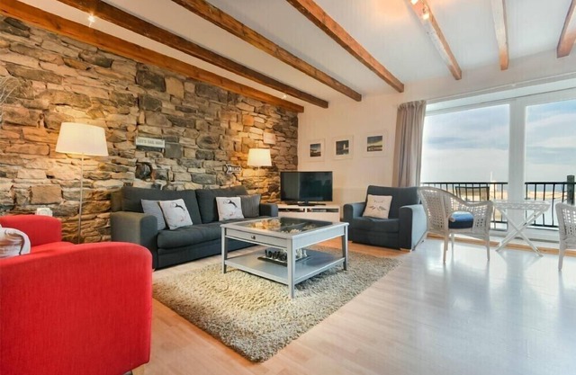 FARNE LOOKOUT, pet friendly, with a garden in Seahouses
