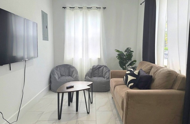 Fash Deal - Wynwood/Midtown Room with Private Entry & TV & Walk-in-Closet