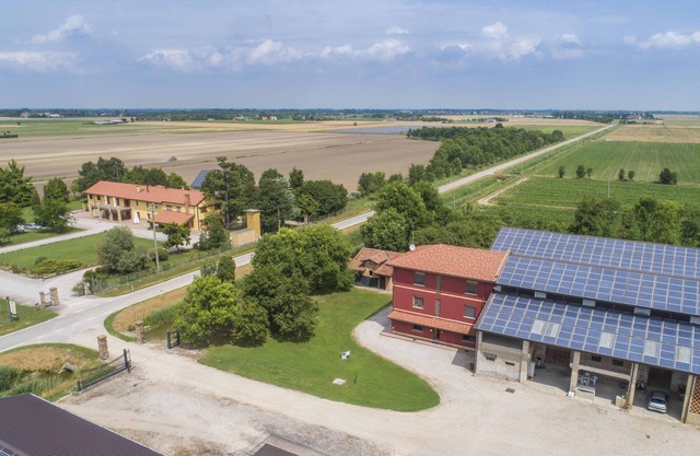 Fattoria 1, spacious apartment in the farm courtyard