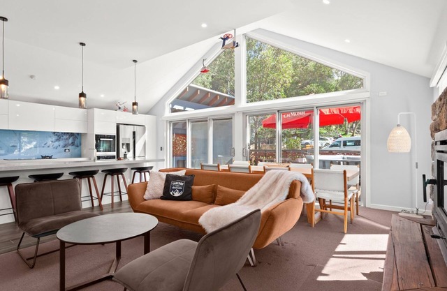 Feathers Lodge - Spacious Mountain Retreat