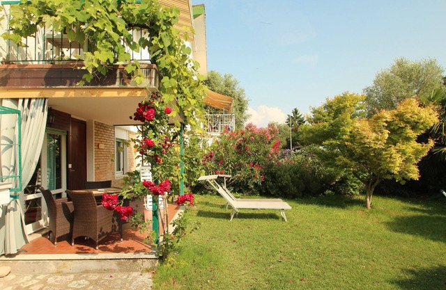 Feel-good oasis with its own garden - pool with Lake Garda view, bar and restaurant