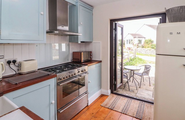 FELLSIDE COTTAGE, pet friendly, with open fire in Shap