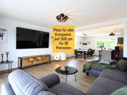 Ferienhaus Höckelheim- 300qm - 3 Wohnungen - 12 Zimmer - bis 18 Gäste - Kleinkinder reisen gratis - für Familien und Gruppen - Küchen mit Spülmaschine Backofen, Mikrowelle - Smart-TV - WLAN - Fußbodenheizung, Klimaanlage & Raffstores - nähe Göttingen
