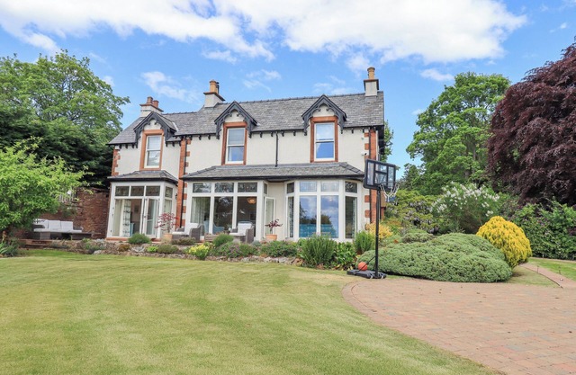 FERN BANK, pet friendly, luxury holiday cottage in Penrith