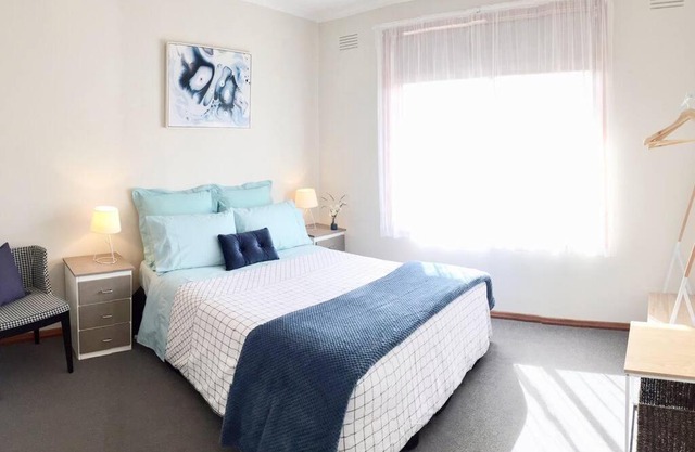 FERNLY BFast, Pets, WiFi Nflx AC Walk2Pizza Liquor Deli,