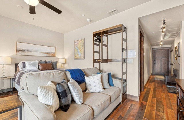 Festive Availability! Beautiful Studio in the Heart of Downtown Whitefish! Walk to all the fun!