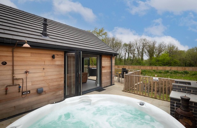 Fig Tree Cottage with private hot tub