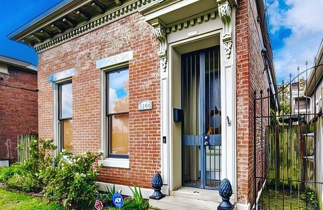 "Fillies and Lilies" Historic Home - Close to DERBY - Shuffleboard - Firepit