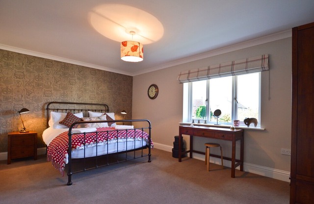 Find a Fantastic Short Stay (Minimum 3 nights) booking in Sept- Dec 2022!
