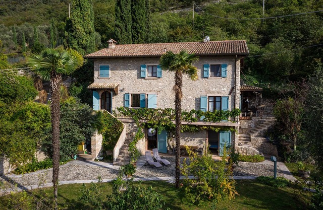 Finely furnished farmhouse with parking, wi-fii, garden and breathtaking view!