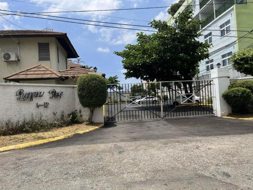 Finest Accommodation Renfrew Place 1 Bedroom Apt # 42 New Kgn 4-12 Renfrew Rd