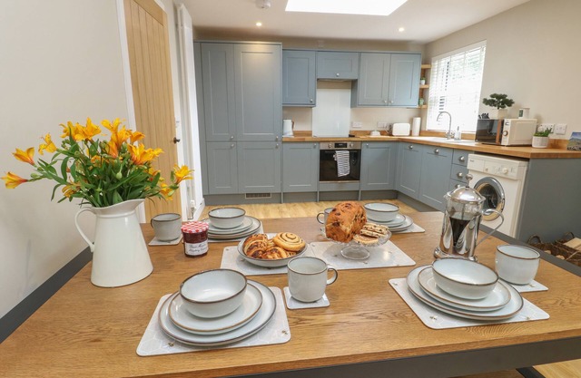 FIR TREE COTTAGE, pet friendly, with a garden in Llanrug