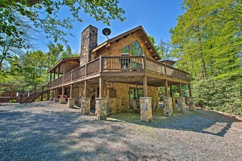 Fire Pit and Hot Tub Poconos Family Cabin!